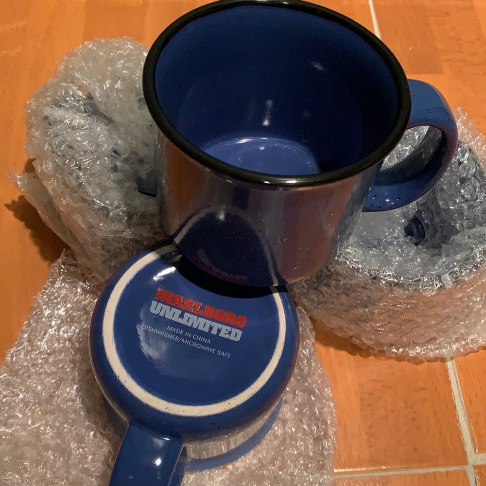 Set of four Marlboro unlimited mugs